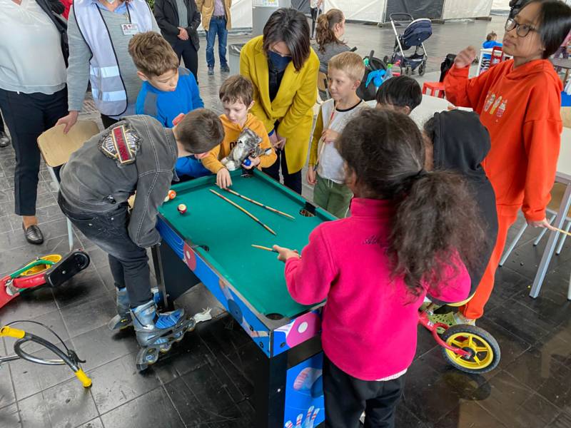 Eine Erwachsene im Gespräch mit Kindern.